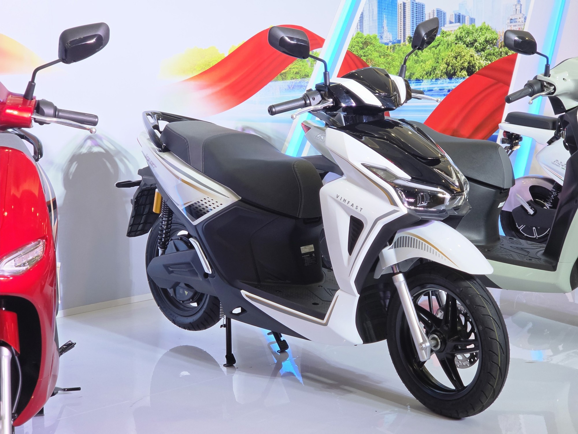 Bộ đôi VinFast Kyo và Kinet chốt giá khởi điểm 30 triệu và 40 triệu đồng, miễn phí đổi pin đến 2028 - Ảnh 2.
