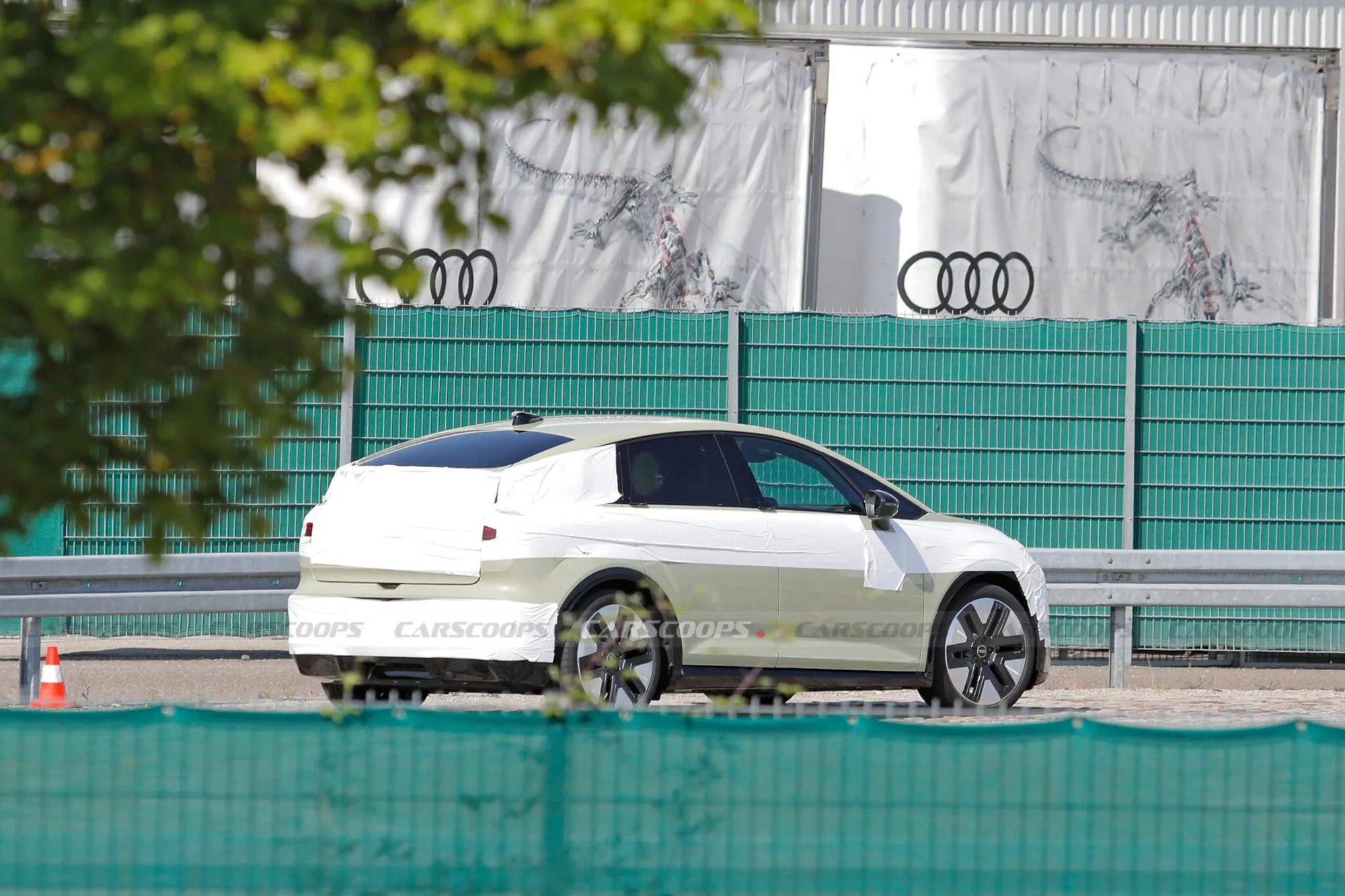 Soi Audi A2 e-tron chạy thử trên phố: Xe điện rẻ nhất của hãng, thiết kế gây tranh cãi, ra mắt cuối năm nay - Ảnh 3.