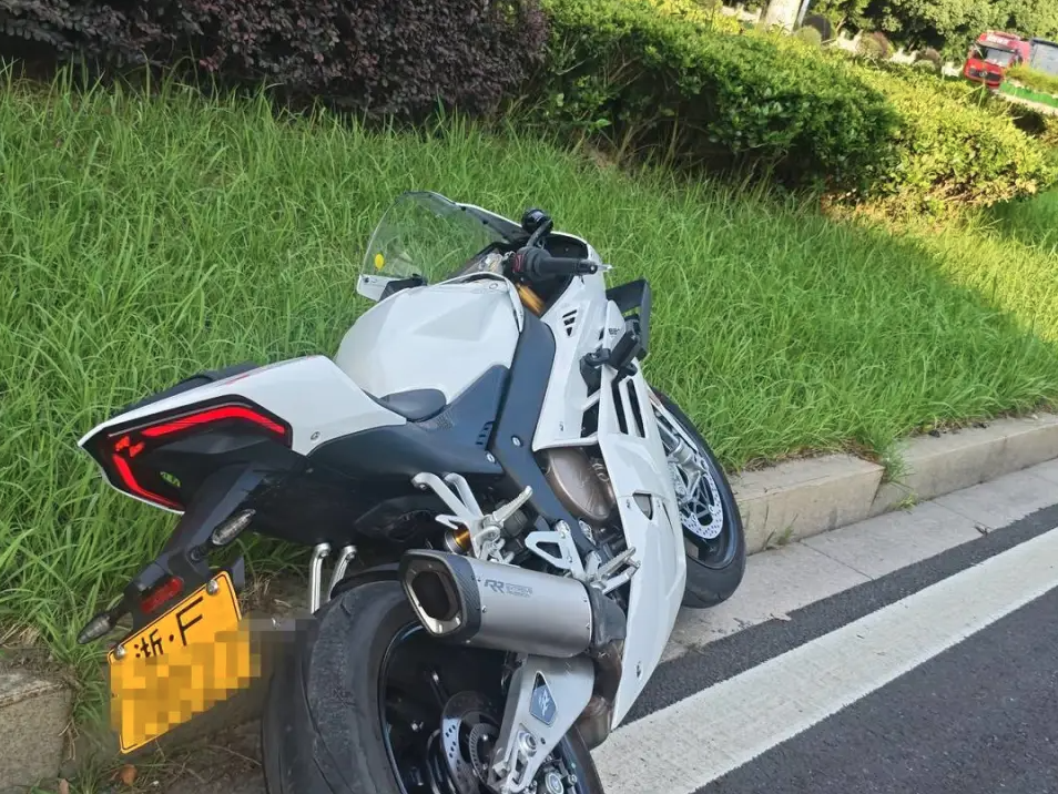 Đang ngồi &ocirc; t&ocirc;, người đ&agrave;n &ocirc;ng ph&aacute;t hiện xe m&aacute;y "ma" tự l&aacute;i: B&aacute;m theo gần 3km mới thấy kết cục - Ảnh 3.
