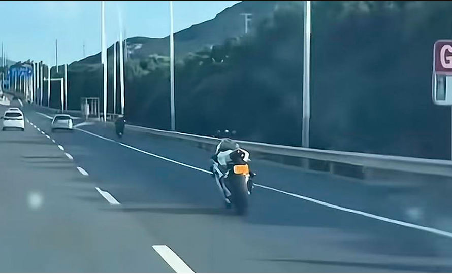 Đang ngồi &ocirc; t&ocirc;, người đ&agrave;n &ocirc;ng ph&aacute;t hiện xe m&aacute;y "ma" tự l&aacute;i: B&aacute;m theo gần 3km mới thấy kết cục - Ảnh 1.
