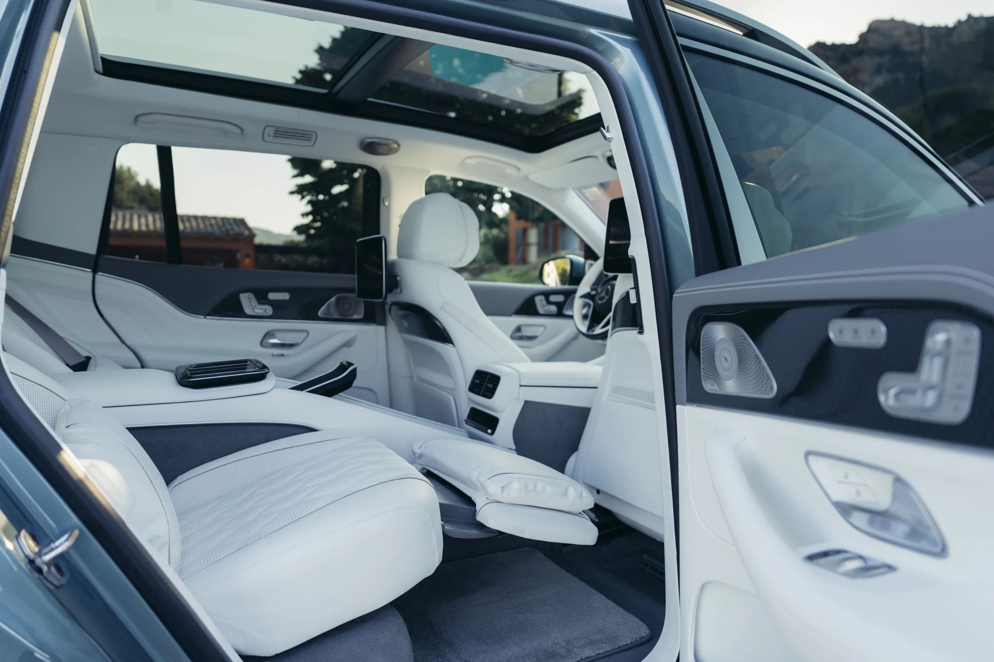 Mercedes-Maybach GLS 2027 ra mắt: Lần đầu d&ugrave;ng V8 hybrid, mạnh 603 m&atilde; lực, chế độ 'nh&uacute;n' tho&aacute;t lầy - Ảnh 9.