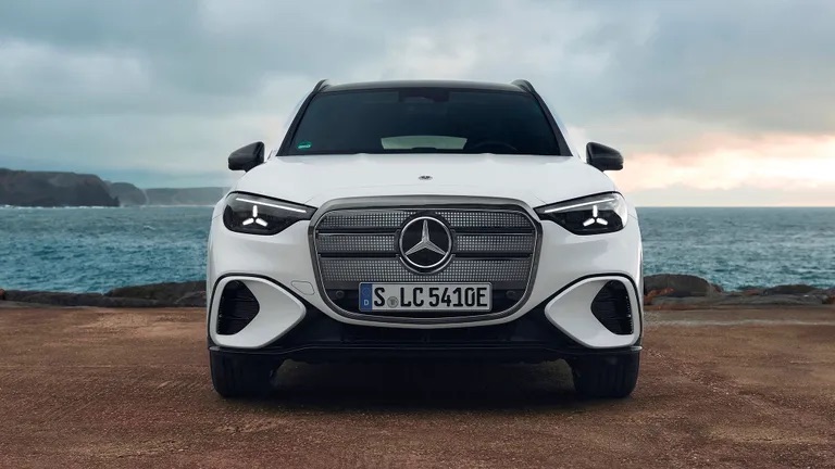 Đại l&yacute; b&aacute;o Mercedes-Benz GLC đời mới gi&aacute; tạm t&iacute;nh gần 3,4 tỷ đồng tại Việt Nam: Thiết kế kh&aacute;c hẳn loạt xe đang b&aacute;n, bản chạy điện hơn 700km/sạc - Ảnh 1.