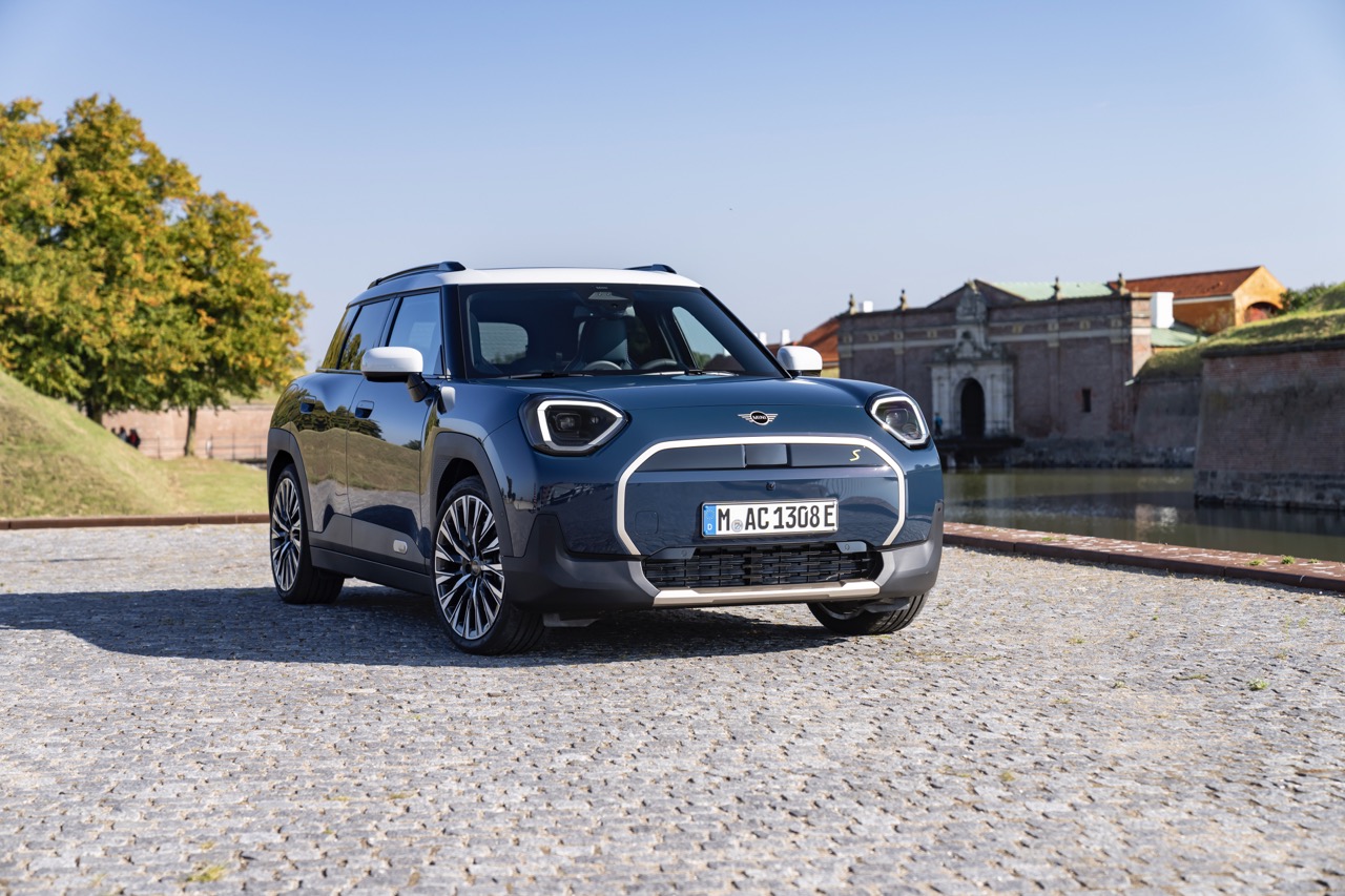 MINI Aceman ra mắt Việt Nam: Gi&aacute; 2,419 tỷ đồng, d&agrave;i ngang SUV cỡ A, chạy điện hơn 400km/sạc - Ảnh 1.