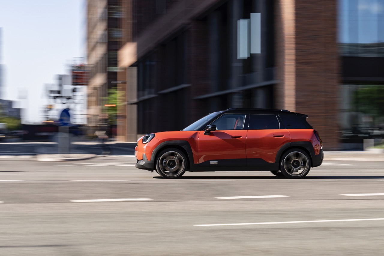 MINI Aceman ra mắt Việt Nam: Gi&aacute; 2,419 tỷ đồng, d&agrave;i ngang SUV cỡ A, chạy điện hơn 400km/sạc - Ảnh 8.
