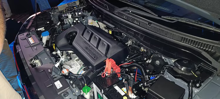 Suzuki Brezza 2026 ra mắt: Gi&aacute; quy đổi từ hơn 200 triệu đồng, th&ecirc;m hơn 13 t&iacute;nh năng, m&aacute;y tăng &aacute;p, anh em c&ugrave;ng cỡ Fronx nhưng &iacute;t ADAS hơn - Ảnh 2.
