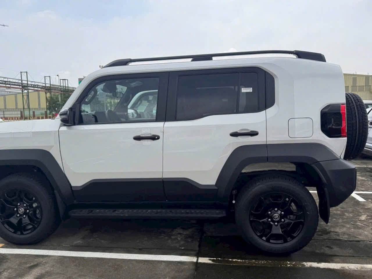 Đại l&yacute; b&aacute;o Toyota Land Cruiser FJ ra mắt Việt Nam tuần sau: Gi&aacute; dự kiến gần 1,2 tỷ đồng, m&aacute;y 2.7L như Fortuner, c&oacute; ADAS, nhập Th&aacute;i - Ảnh 2.