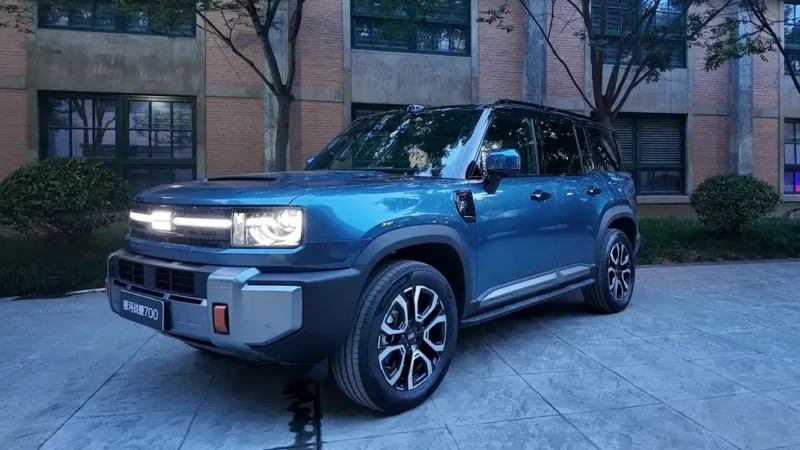 Ảnh thực tế SUV Geely mới d&aacute;ng như Defender, mạnh hơn 1.100hp, lội nước 800mm, c&oacute; hơn 50 chỗ chờ lắp phụ kiện địa h&igrave;nh - Ảnh 1.