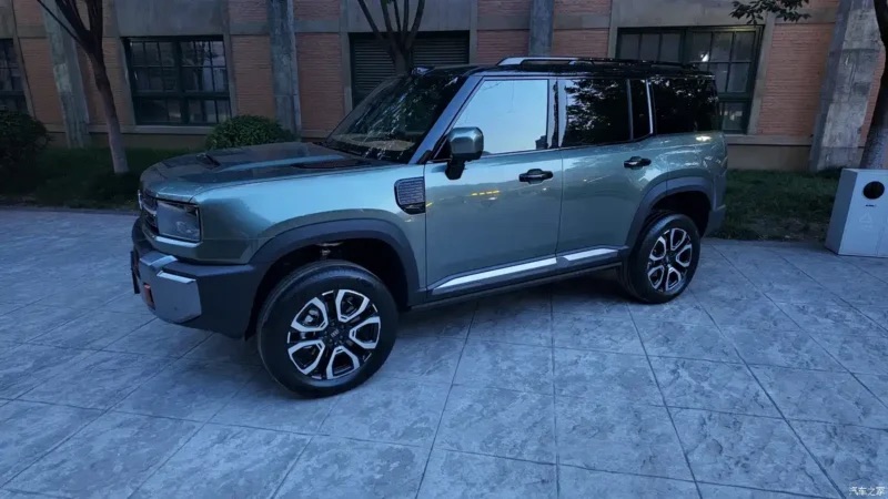 Ảnh thực tế SUV Geely mới d&aacute;ng như Defender, mạnh hơn 1.100hp, lội nước 800mm, c&oacute; hơn 50 chỗ chờ lắp phụ kiện địa h&igrave;nh - Ảnh 2.