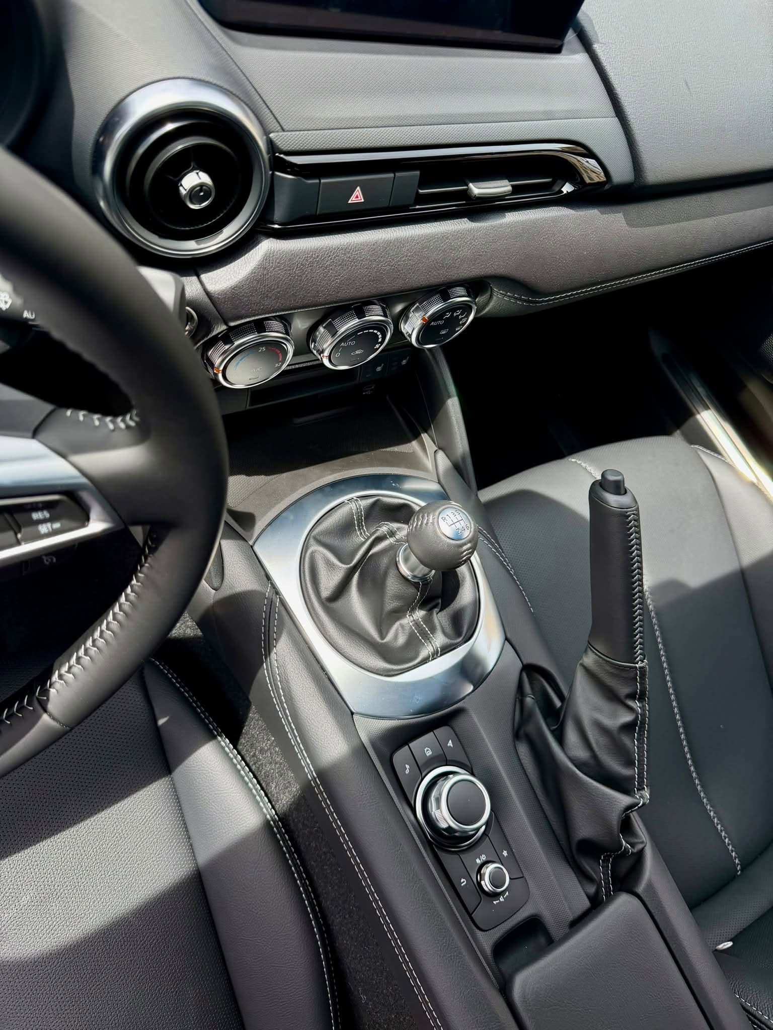 Cường &lsquo;Đ&ocirc; la&rsquo; đem Mazda MX-5 đi vầy c&aacute;t biển: M&agrave;u sơn mới kh&aacute;c d&agrave;n xe đang c&oacute;, bộ sưu tập JDM số s&agrave;n nay l&ecirc;n tới 4 chiếc? - Ảnh 7.