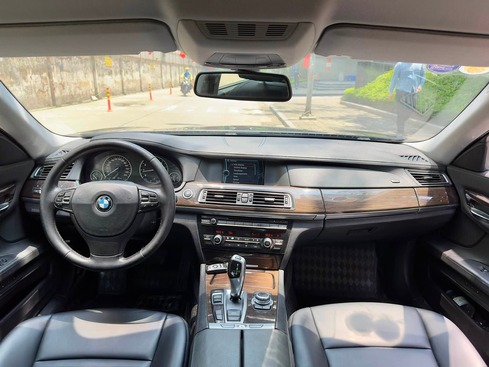 Chiếc BMW 730Li gi&aacute; 440 triệu đồng n&agrave;y sẽ khiến người d&ugrave;ng phải c&acirc;n nhắc thay v&igrave; mua Toyota Camry 13 năm tuổi - Ảnh 9.