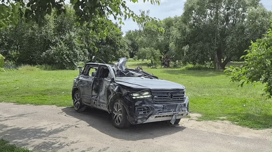 Mẫu SUV của Đức 'sống s&oacute;t' sau vụ tấn c&ocirc;ng t&ecirc;n lửa - Ảnh 2.