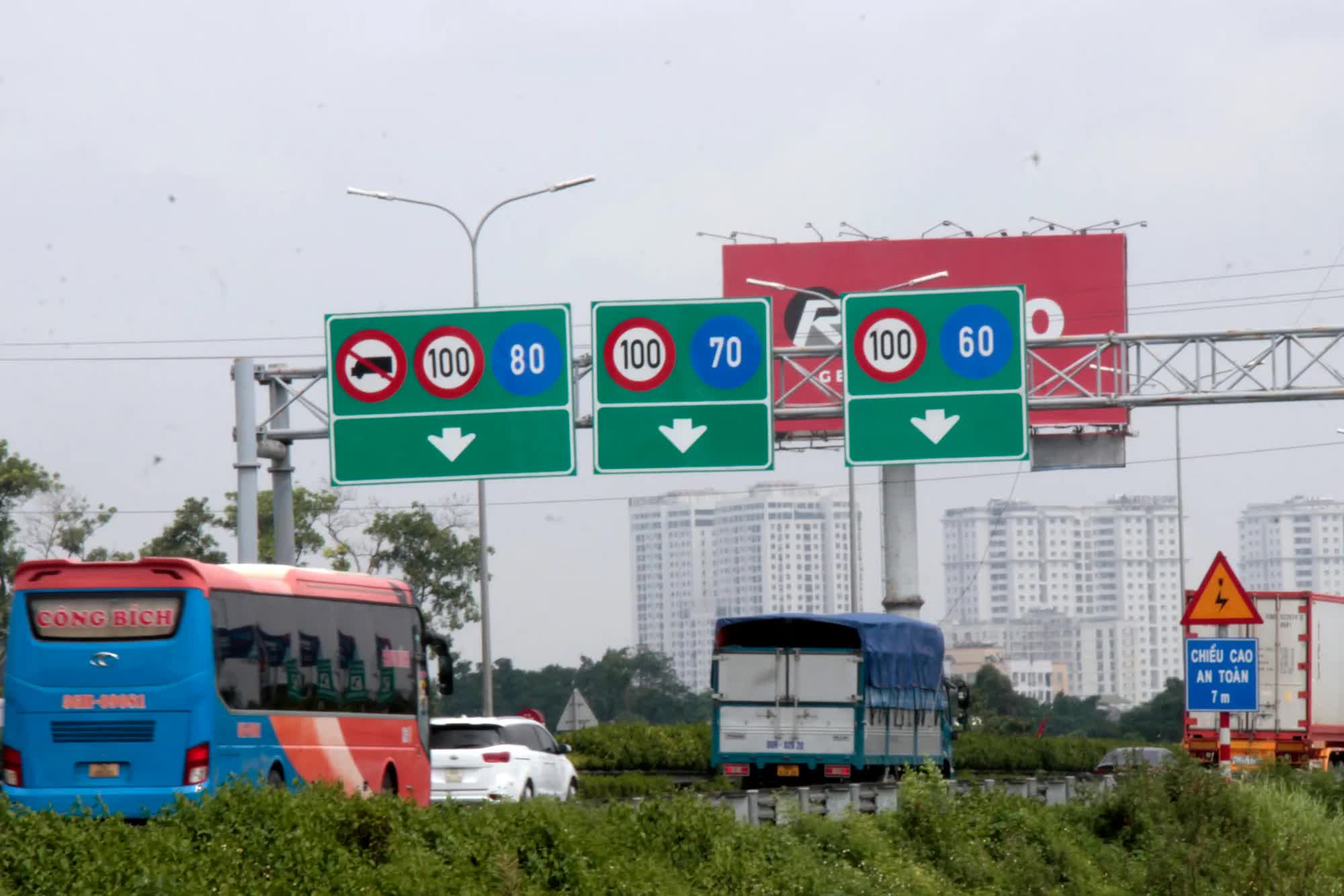 Đề xuất thiết lập 'l&agrave;n vượt xe' tr&ecirc;n cao tốc: Bắt buộc chuyển về l&agrave;n phải sau khi vượt - Ảnh 2.