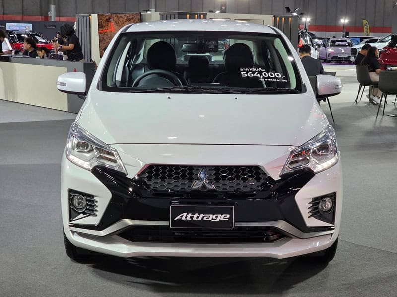 Ảnh thực tế Mitsubishi Attrage gi&aacute; quy đổi từ 445 triệu đồng, b&aacute;n gần s&aacute;t Việt Nam: mặt trước hầm hố, c&oacute; ADAS cạnh tranh Accent - Ảnh 1.