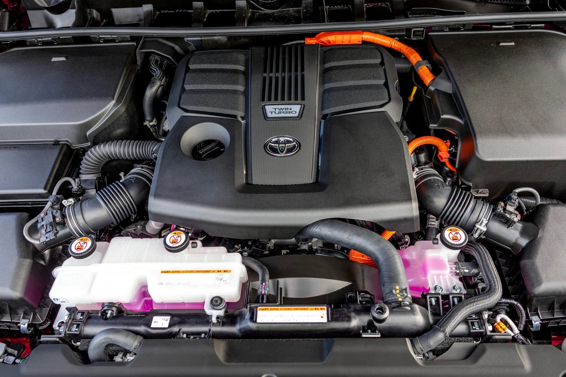 Đại l&yacute; b&aacute;o Toyota Land Cruiser hybrid ra mắt Việt Nam trong th&aacute;ng 9, kh&aacute;ch muốn nhận xe sớm phải trả th&ecirc;m gần 900 triệu đồng - Ảnh 2.
