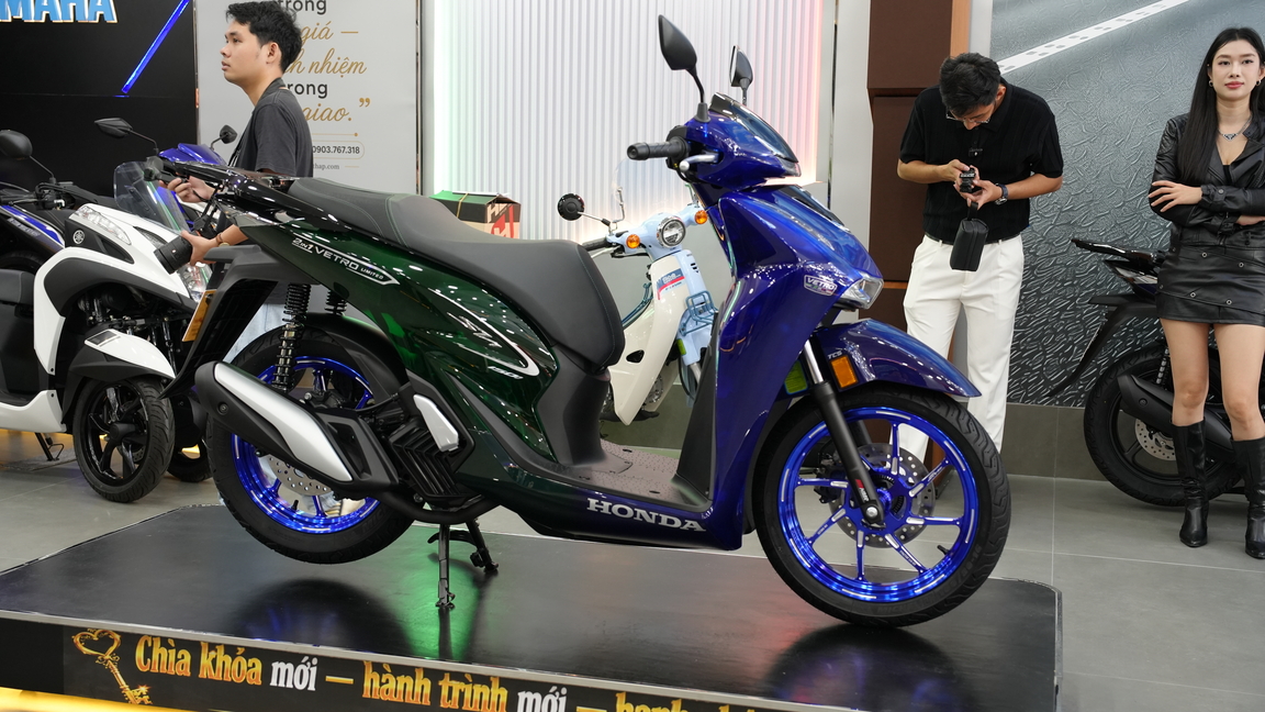 Honda SH bản giới hạn 200 chiếc ra mắt khách Việt: Giá khởi điểm 235 triệu đồng, dàn áo được xử lý bởi thợ Việt Nam, có tem đánh số thứ tự chống giả đặc biệt - Ảnh 1.