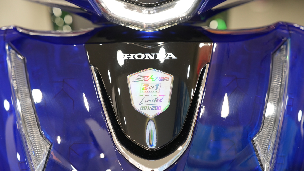 Honda SH bản giới hạn 200 chiếc ra mắt khách Việt: Giá khởi điểm 235 triệu đồng, dàn áo được xử lý bởi thợ Việt Nam, có tem đánh số thứ tự chống giả đặc biệt - Ảnh 7.
