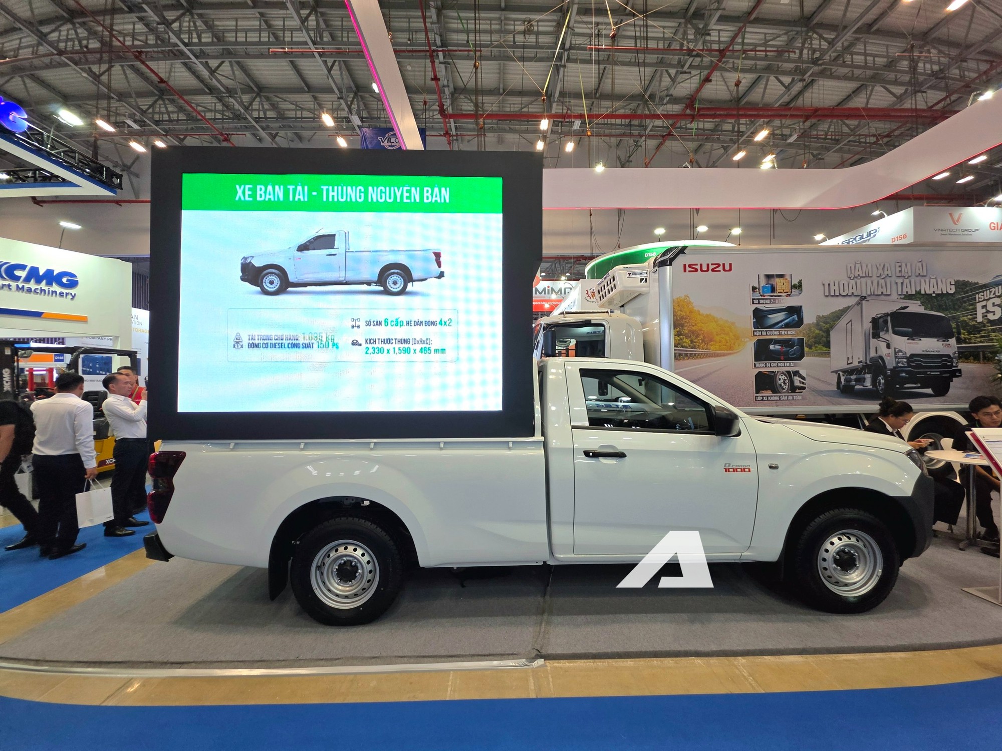 Xem thực tế Isuzu D-Max bản rẻ nhất vừa ra mắt Việt Nam: Gương chỉnh 'cơm' hoàn toàn, mâm cùng kích thước Kia Morning, lái xe tập trung hơn vì thiếu một trang bị quen thuộc trên nhiều xe bán tải - Ảnh 1.