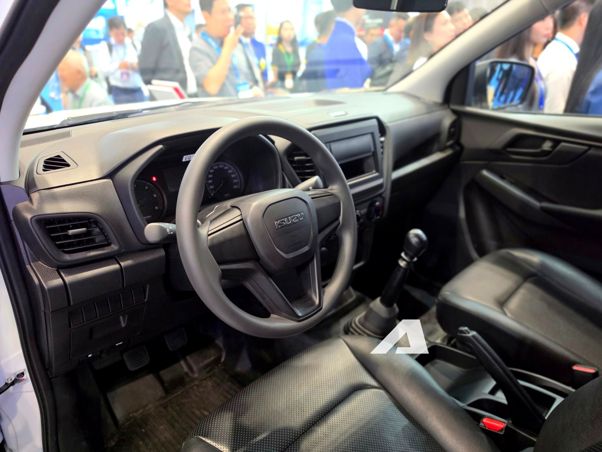 Xem thực tế Isuzu D-Max bản rẻ nhất vừa ra mắt Việt Nam: Gương chỉnh 'cơm' hoàn toàn, mâm cùng kích thước Kia Morning, lái xe tập trung hơn vì thiếu một trang bị quen thuộc trên nhiều xe bán tải - Ảnh 7.