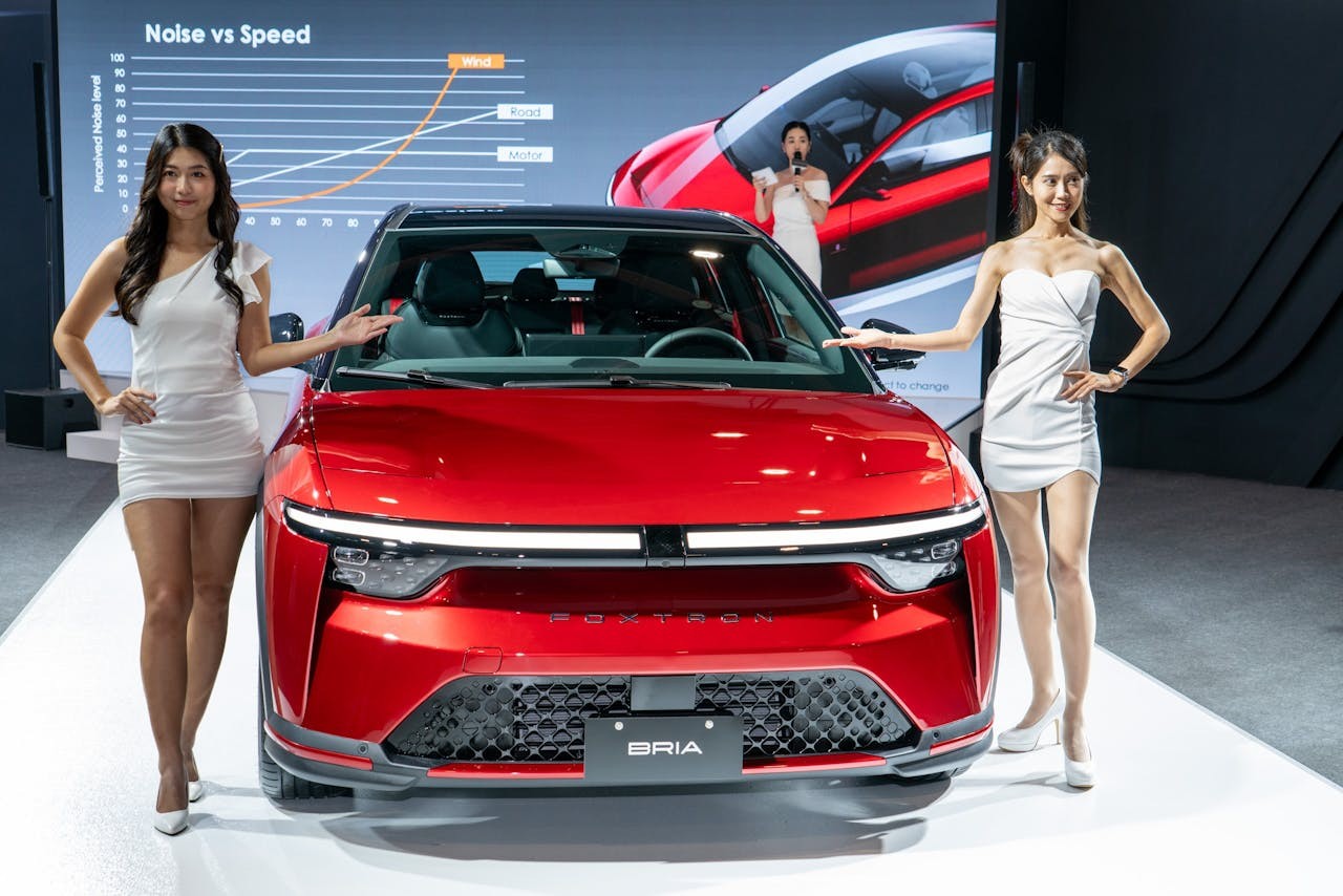 SUV Mitsubishi mới lạ lộ diện: Thiết kế giống hệt xe của nh&agrave; sản xuất iPhone, c&ugrave;ng cỡ Xforce, động cơ điện c&oacute; thể chạy hơn 500km/sạc - Ảnh 6.