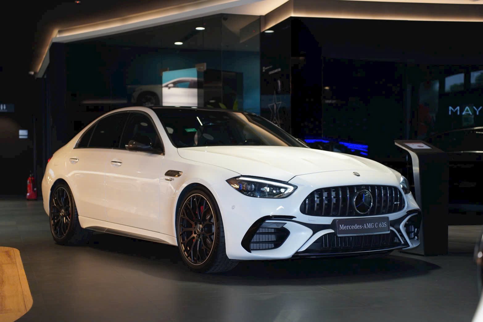 H&agrave;ng hiếm Mercedes-AMG C 63 mới 100% giảm cả tỷ đồng: Chỉ c&oacute; 5 chiếc tại VN, kh&oacute; 'đụng h&agrave;ng' với C-Class tr&ecirc;n đường, m&aacute;y 2.0L mạnh gần 700 m&atilde; - Ảnh 1.