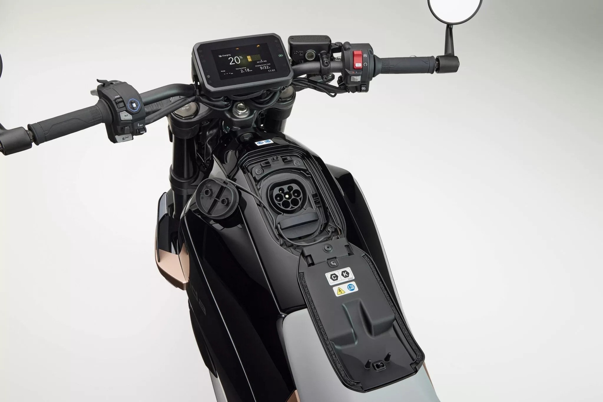 Honda WN7 từng về Việt Nam chốt gi&aacute; quy đổi hơn 440 triệu đồng: Mạnh ngang xe xăng 700cc, chạy 130km/sạc - Ảnh 9.