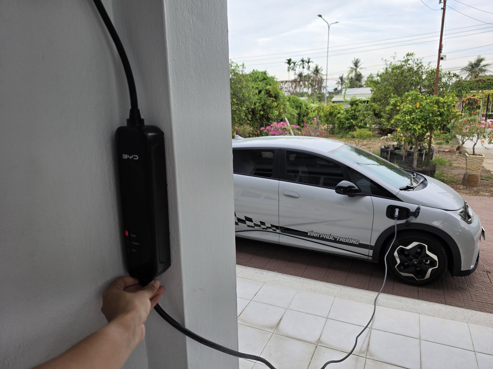 Chủ xe BYD Dolphin sau hơn 25.000km: Sạc kh&ocirc;ng phải vấn đề, &lsquo;chọn xe Trung Quốc đ&atilde; dễ bị b&agrave;n t&aacute;n, chọn xe điện Trung Quốc th&igrave; c&ograve;n bị n&oacute;i nhiều hơn&rsquo; - Ảnh 4.