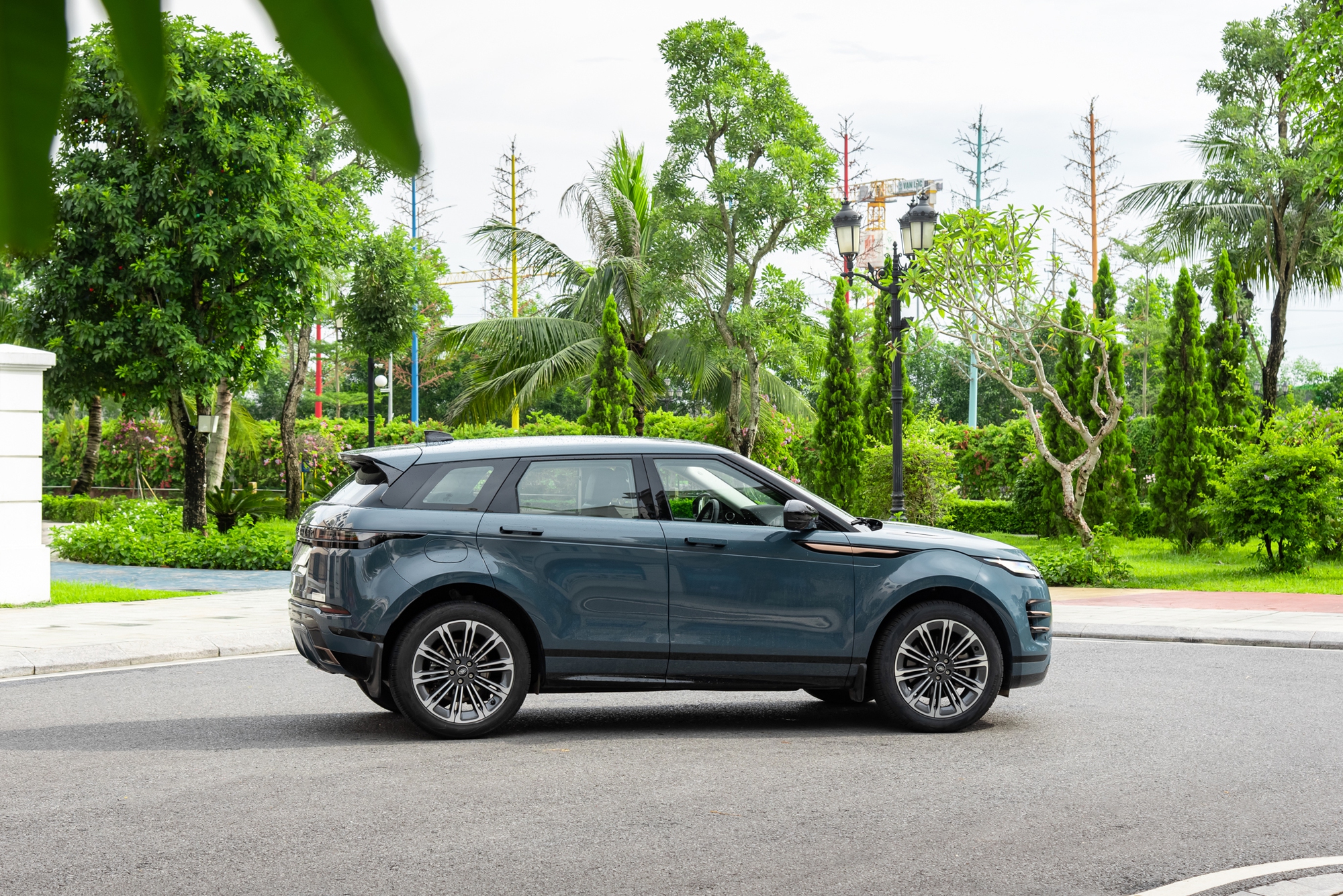 Chọn Range Rover Evoque cho vợ: Chiếc xe hiếm hoi gi&uacute;p c&aacute;c &ocirc;ng chồng đi SUV full-size 'đổi gi&oacute;' m&agrave; kh&ocirc;ng hụt hẫng - Ảnh 11.