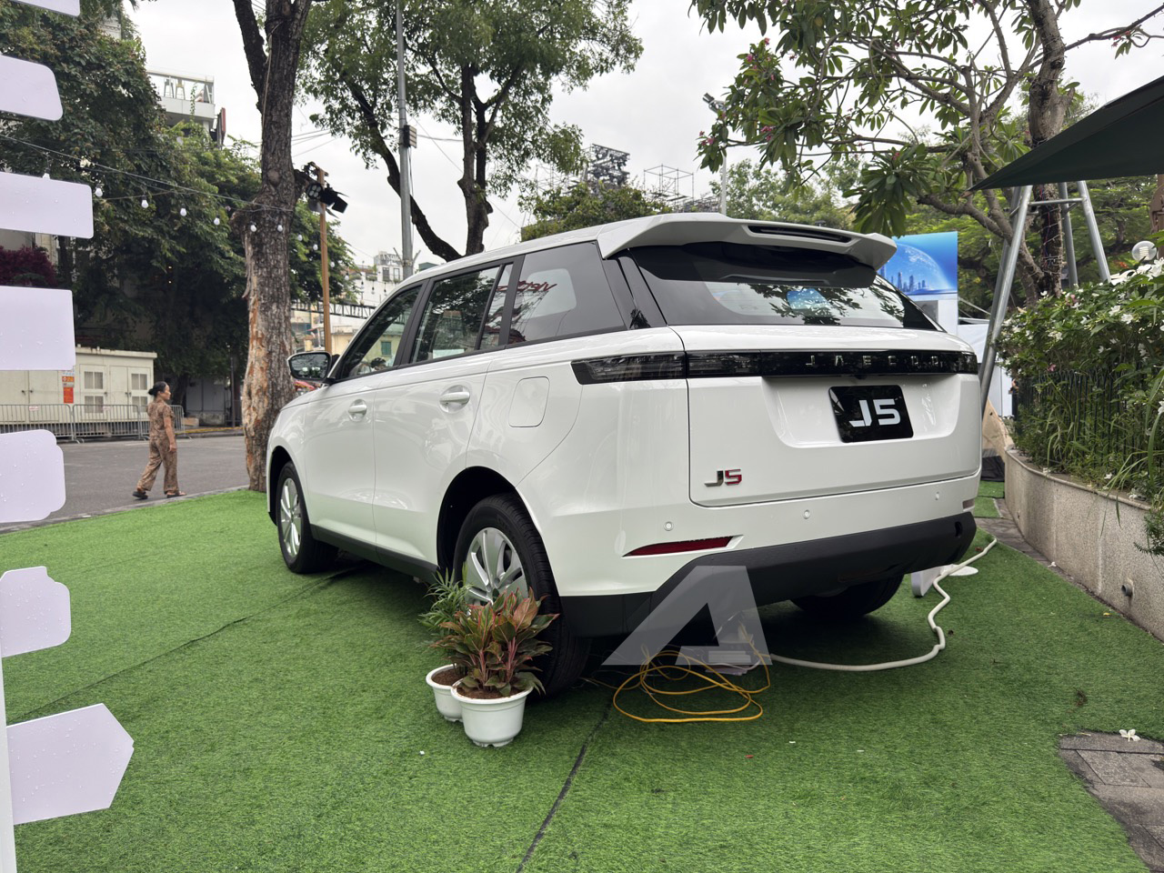 Cận cảnh Jaecoo J5 ti&ecirc;u chuẩn tại H&agrave; Nội: SUV cỡ B d&ugrave;ng m&aacute;y 1.5 tăng &aacute;p, m&agrave;n h&igrave;nh 13,2 inch, nhiều trang bị an to&agrave;n - Ảnh 11.