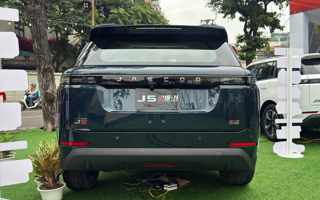 Ảnh thực tế Jaecoo J5 hybrid lắp r&aacute;p tại Việt Nam: Mạnh hơn hẳn Yaris Cross, HR-V, 18 t&iacute;nh năng ADAS, đầy b&igrave;nh chạy gần 1.000km - Ảnh 3.