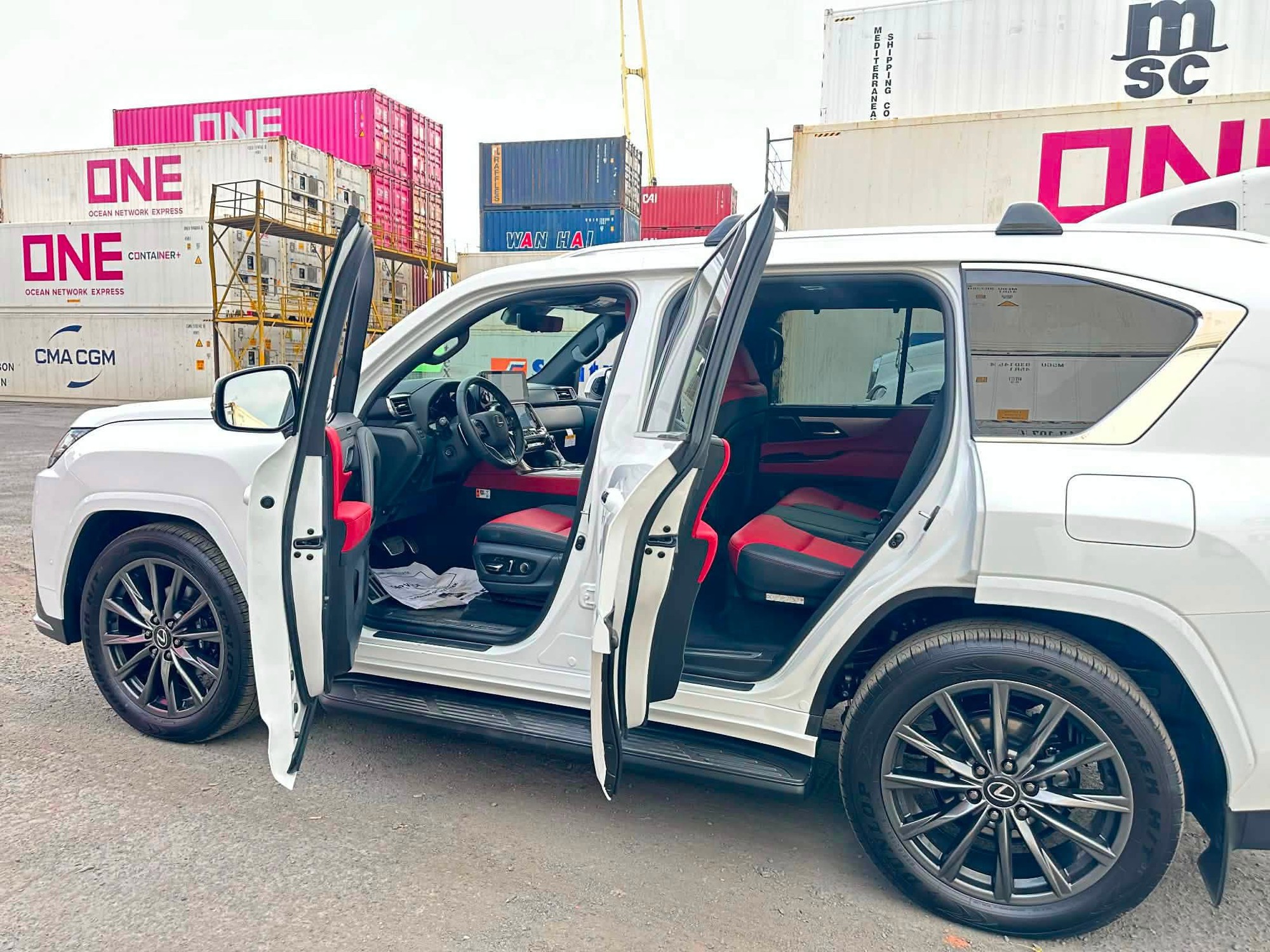 Chiếc Lexus LX 700h đầu tiên về Việt Nam: Bản hybrid mạnh nhất của LX, mạnh gần 460 mã, có gói thể thao phục vụ đại gia Việt - Ảnh 4.