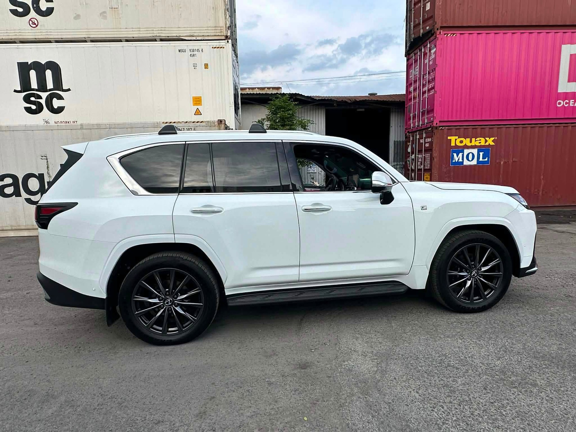 Chiếc Lexus LX 700h đầu tiên về Việt Nam: Bản hybrid mạnh nhất của LX, mạnh gần 460 mã, có gói thể thao phục vụ đại gia Việt - Ảnh 1.