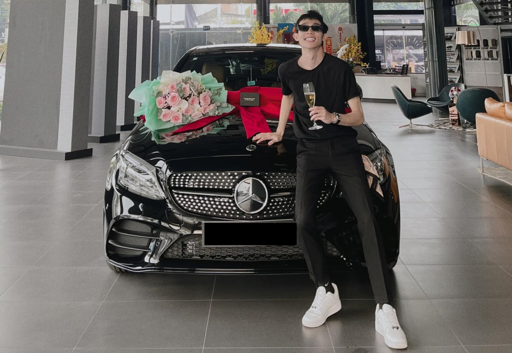 Hồng Thanh trước khi tụt dốc kh&ocirc;ng phanh: Đi xe hơi tiền tỷ, đeo đồng hồ Rolex, du lịch sang chảnh - Ảnh 3.