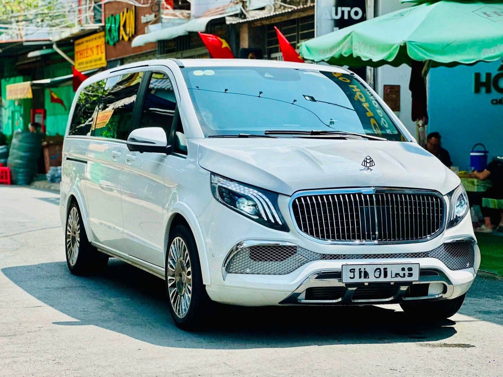Mercedes-Benz V 250 2020 rao b&aacute;n 1,54 tỷ đồng, ri&ecirc;ng tiền độ g&oacute;i Maybach gần 1 tỷ: 'B&aacute;n g&oacute;i độ tặng chiếc xe m&agrave; kh&ocirc;ng ai tin'- Ảnh 1.