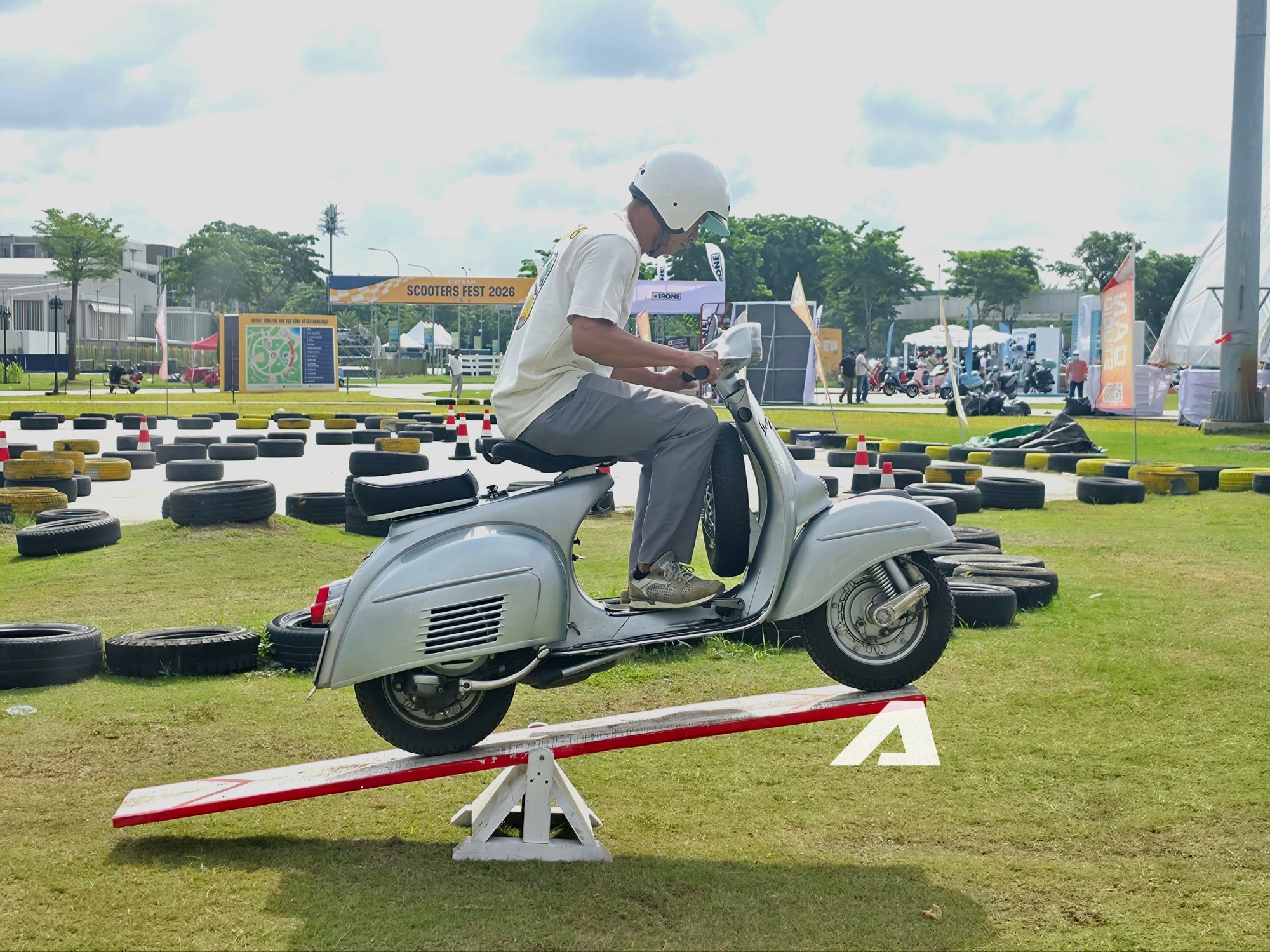 Lạc v&agrave;o d&agrave;n xe chục năm tuổi tại Vietnam Scooter Fest 2026: Từ những chiếc Vespa nhuốm m&agrave;u thời gian đến Cadillac huyền thoại - Ảnh 12.