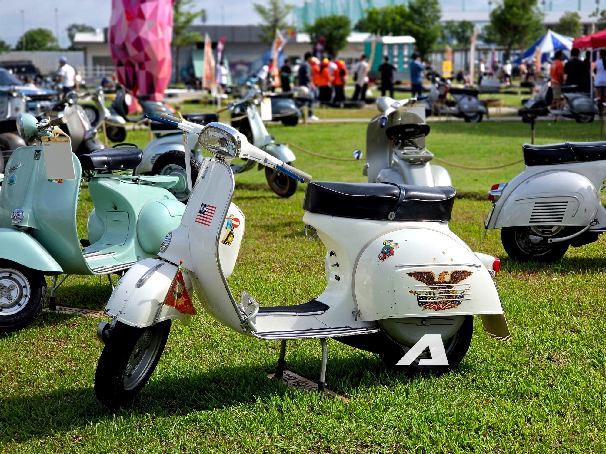 Lạc v&agrave;o d&agrave;n xe chục năm tuổi tại Vietnam Scooter Fest 2026: Từ những chiếc Vespa nhuốm m&agrave;u thời gian đến Cadillac huyền thoại - Ảnh 1.