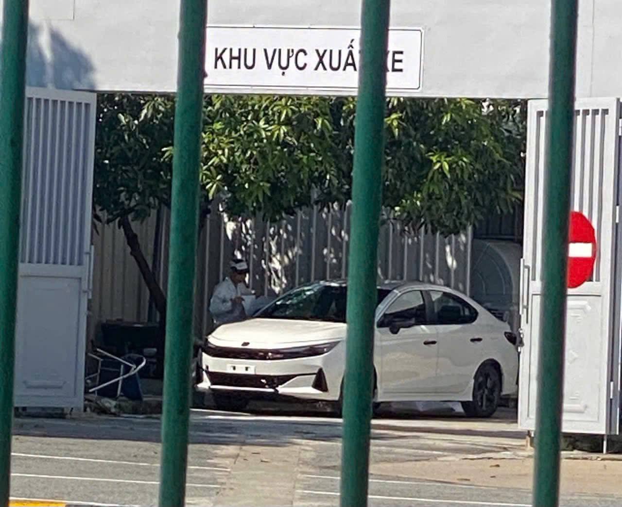 Honda City 2026 lộ diện kh&ocirc;ng che trong nh&agrave; m&aacute;y ở Việt Nam: Thiết kế mới long lanh hơn hẳn, dễ c&oacute; m&agrave;n lớn, phanh điện tử, cạnh tranh Vios - Ảnh 1.