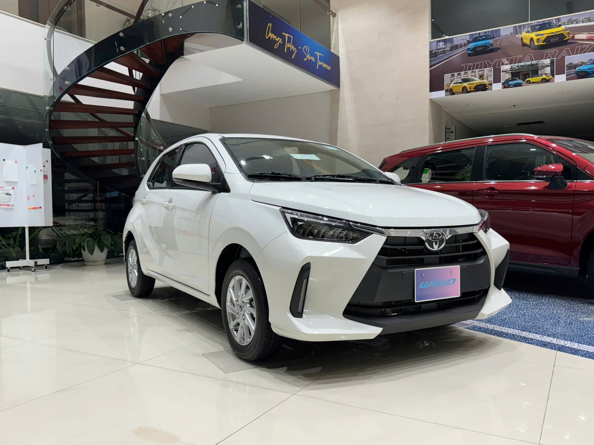 Ph&acirc;n kh&uacute;c xe hạng A c&oacute; biến lớn: Toyota Wigo từ b&aacute;n kh&ocirc;ng được chiếc n&agrave;o nay 'lật đổ' cả Hyundai Grand i10, nguy&ecirc;n nh&acirc;n l&agrave; đ&acirc;y - Ảnh 2.