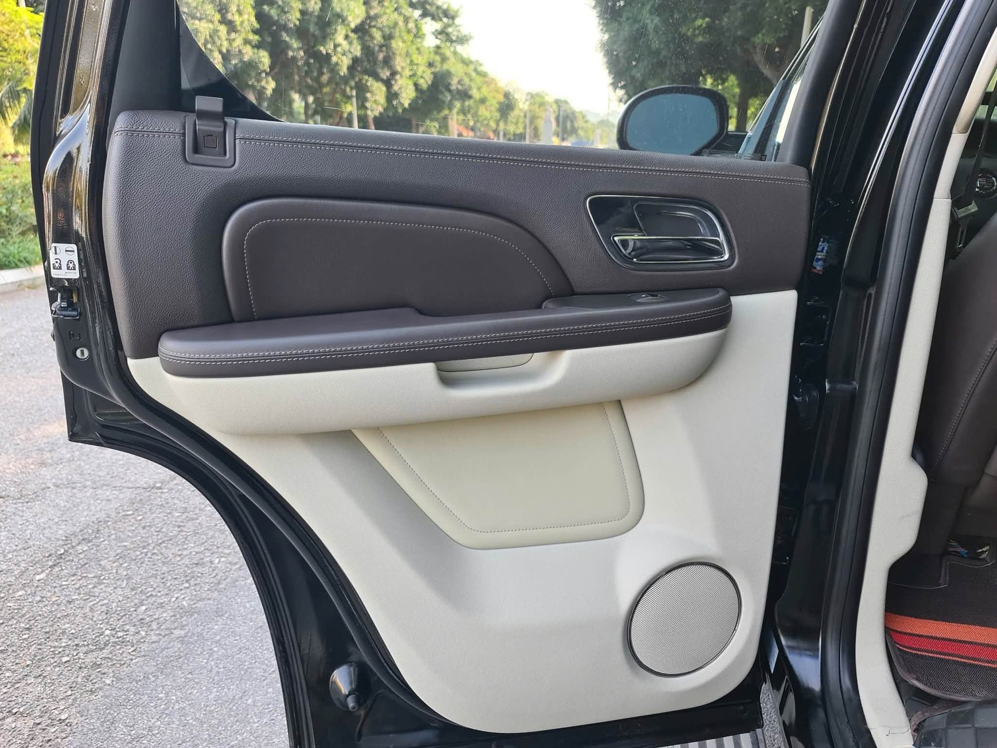 Cadillac Escalade gần 15 năm tuổi rao gi&aacute; thấp hơn Toyota Fortuner: M&aacute;y V8, v&agrave;nh 22 inch, nhiều tiện &iacute;ch hơn xe sang ng&agrave;y nay - Ảnh 13.