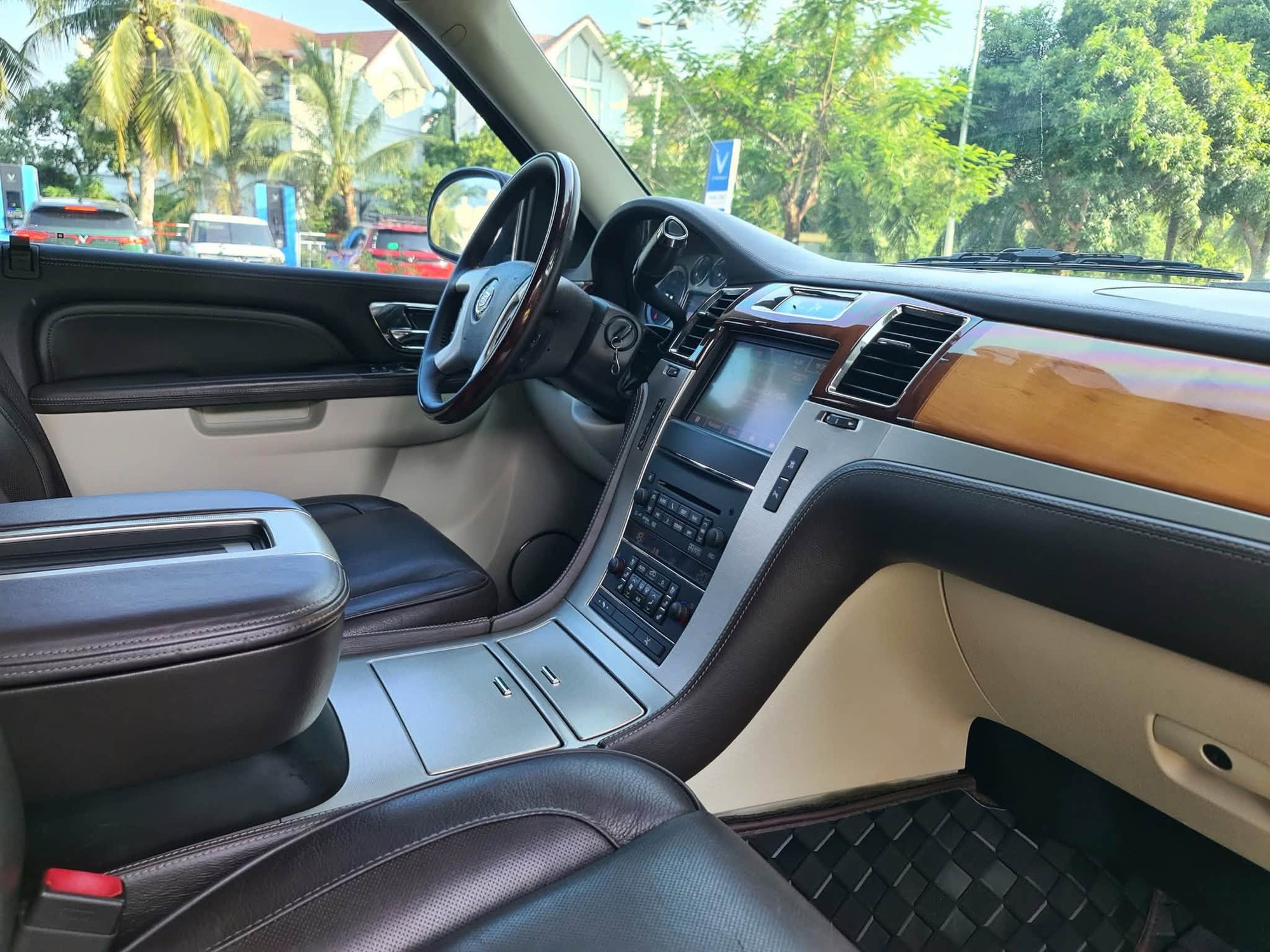 Cadillac Escalade gần 15 năm tuổi rao gi&aacute; thấp hơn Toyota Fortuner: M&aacute;y V8, v&agrave;nh 22 inch, nhiều tiện &iacute;ch hơn xe sang ng&agrave;y nay - Ảnh 10.