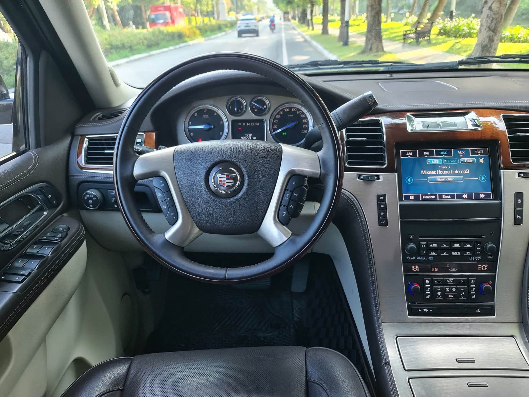 Cadillac Escalade gần 15 năm tuổi rao gi&aacute; thấp hơn Toyota Fortuner: M&aacute;y V8, v&agrave;nh 22 inch, nhiều tiện &iacute;ch hơn xe sang ng&agrave;y nay - Ảnh 6.