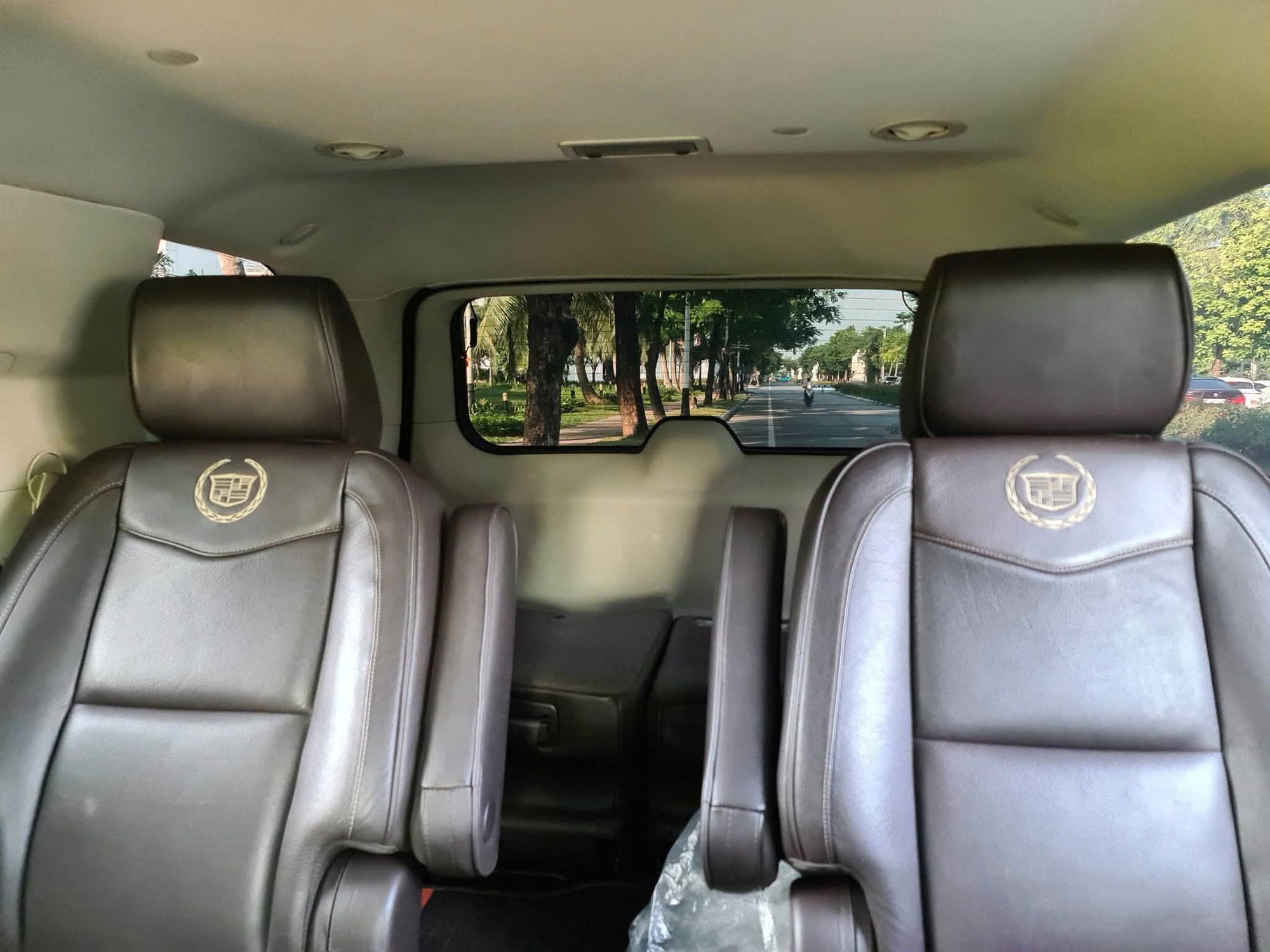 Cadillac Escalade gần 15 năm tuổi rao gi&aacute; thấp hơn Toyota Fortuner: M&aacute;y V8, v&agrave;nh 22 inch, nhiều tiện &iacute;ch hơn xe sang ng&agrave;y nay - Ảnh 12.