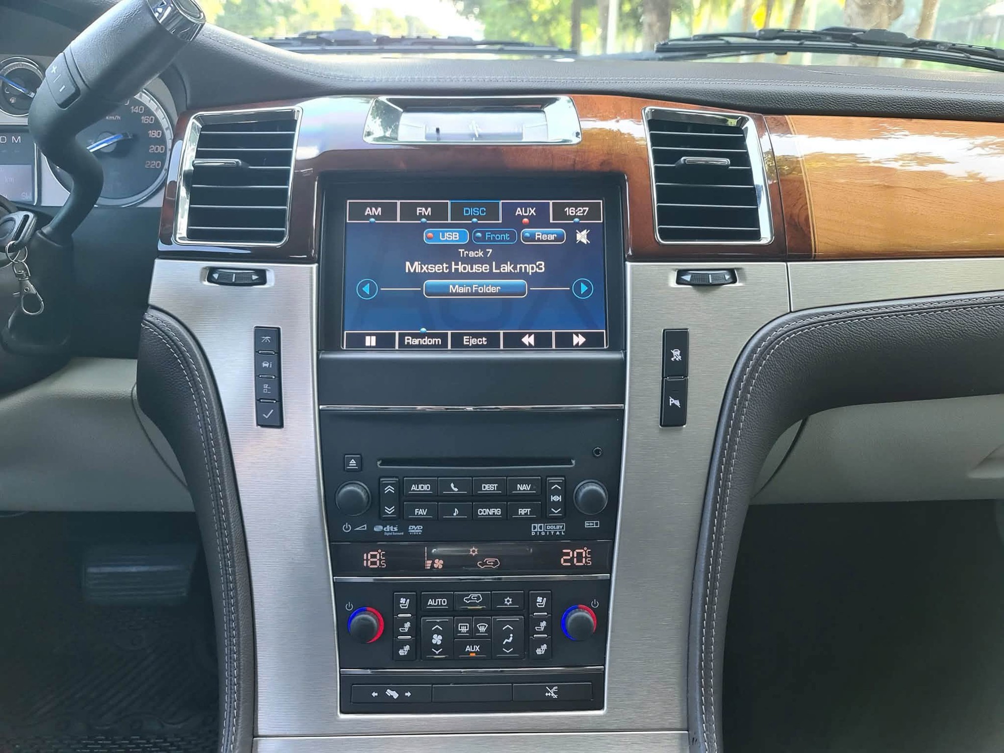 Cadillac Escalade gần 15 năm tuổi rao gi&aacute; thấp hơn Toyota Fortuner: M&aacute;y V8, v&agrave;nh 22 inch, nhiều tiện &iacute;ch hơn xe sang ng&agrave;y nay - Ảnh 8.