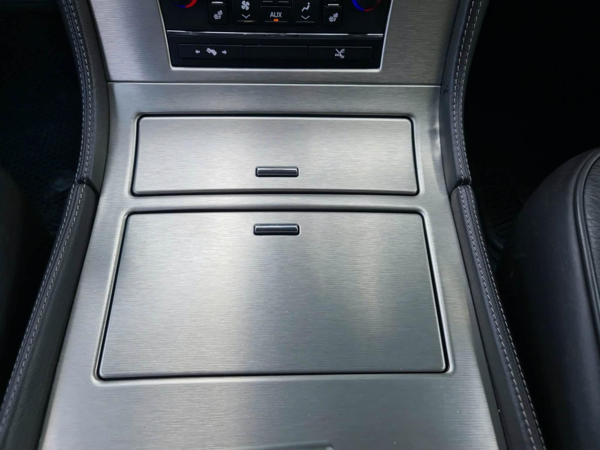 Cadillac Escalade gần 15 năm tuổi rao gi&aacute; thấp hơn Toyota Fortuner: M&aacute;y V8, v&agrave;nh 22 inch, nhiều tiện &iacute;ch hơn xe sang ng&agrave;y nay - Ảnh 9.