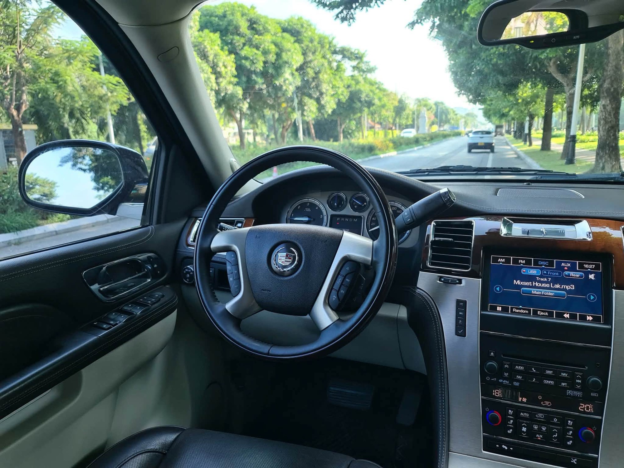 Cadillac Escalade gần 15 năm tuổi rao gi&aacute; thấp hơn Toyota Fortuner: M&aacute;y V8, v&agrave;nh 22 inch, nhiều tiện &iacute;ch hơn xe sang ng&agrave;y nay - Ảnh 7.