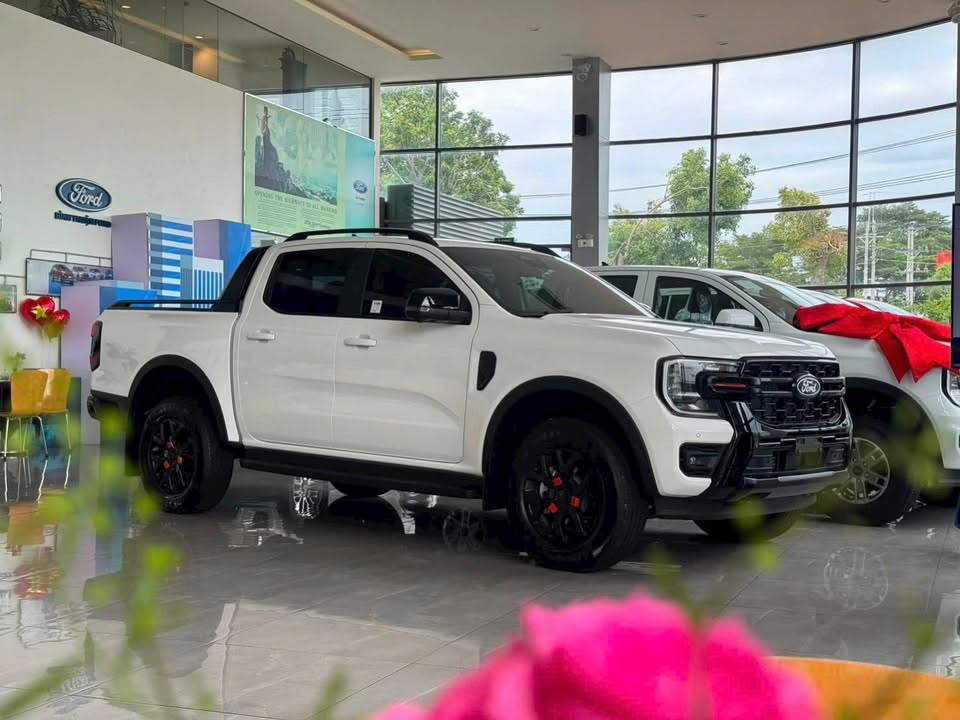 Ford Ranger ch&iacute;nh thức đ&ograve;i lại ng&ocirc;i vương ph&acirc;n kh&uacute;c: Hilux hụt hơi, khoảng c&aacute;ch cộng dồn xa vời vợi! - Ảnh 1.