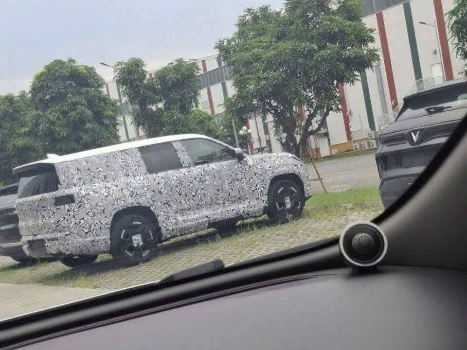 SUV cỡ lớn mới lộ diện trong nh&agrave; m&aacute;y VinFast: D&aacute;ng bề thế, gầm cao hơn VF 9, đồn đo&aacute;n l&agrave; EREV như VF Wild - Ảnh 1.