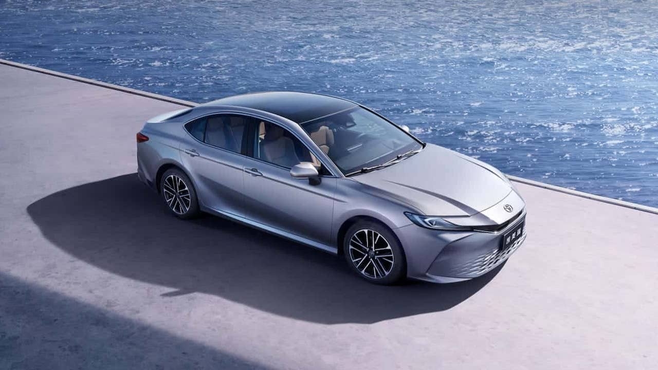 Toyota Camry ở Việt Nam thêm loạt tiện nghi như thế này dễ hút khách hơn: Màn hình lớn như laptop, thêm nhiều tiện nghi cao cấp - Ảnh 1.