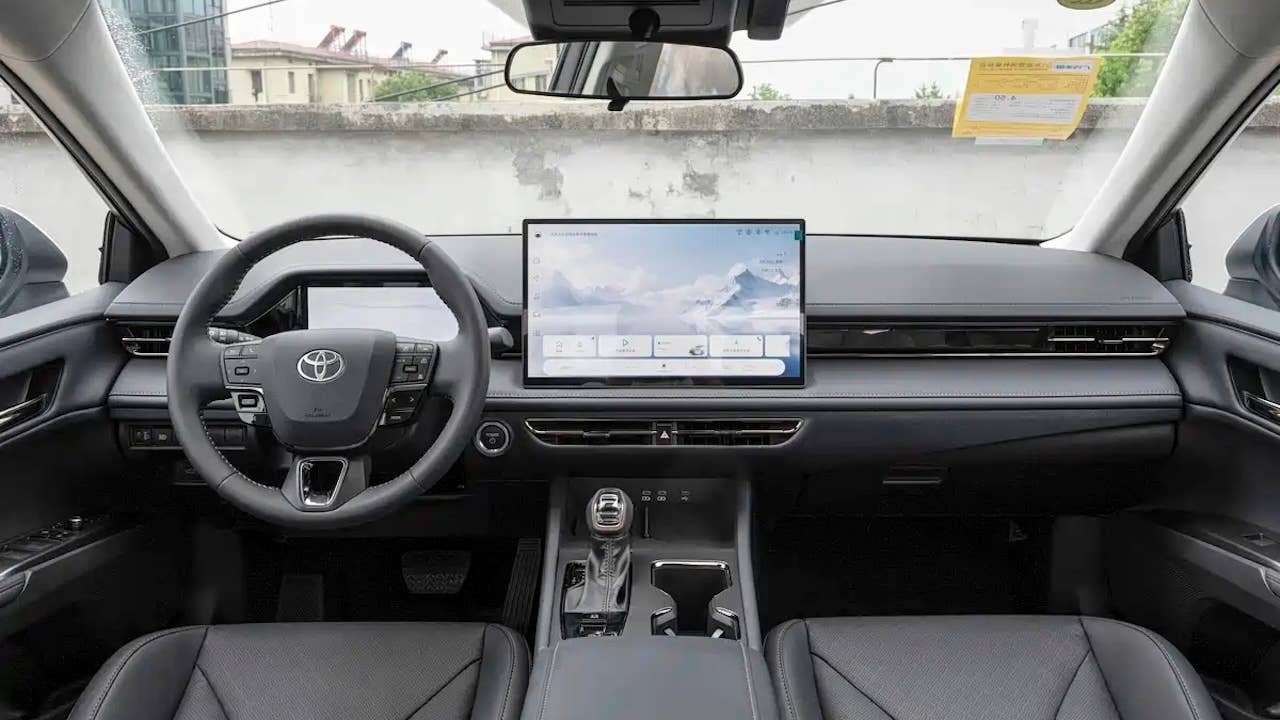 Toyota Camry ở Việt Nam thêm loạt tiện nghi như thế này dễ hút khách hơn: Màn hình lớn như laptop, thêm nhiều tiện nghi cao cấp - Ảnh 3.