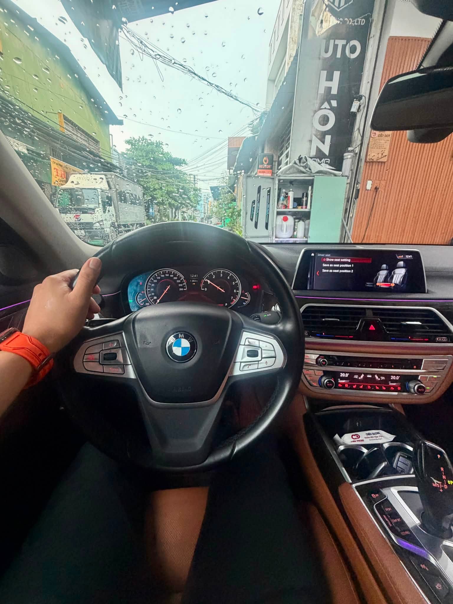 Chiếc BMW 7 Series n&agrave;y b&aacute;n lại chưa tới 1,5 tỷ đồng: C&oacute; treo th&iacute;ch ứng, ghế massage, chủ cũ đ&atilde; n&acirc;ng phom như bản mới - Ảnh 6.