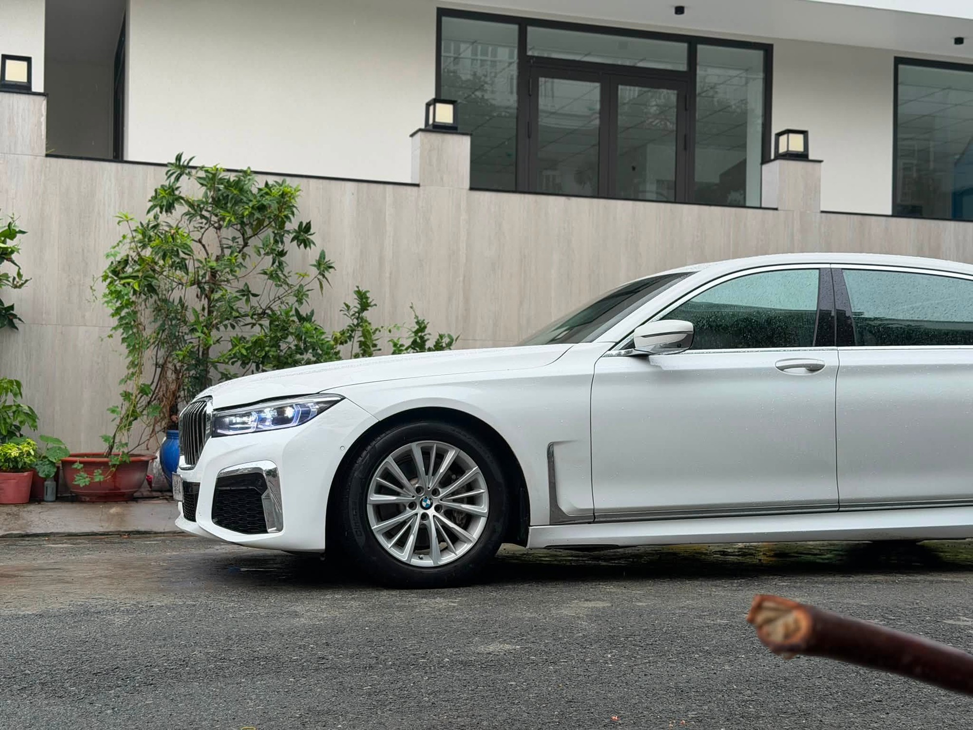Chiếc BMW 7 Series n&agrave;y b&aacute;n lại chưa tới 1,5 tỷ đồng: C&oacute; treo th&iacute;ch ứng, ghế massage, chủ cũ đ&atilde; n&acirc;ng phom như bản mới - Ảnh 5.